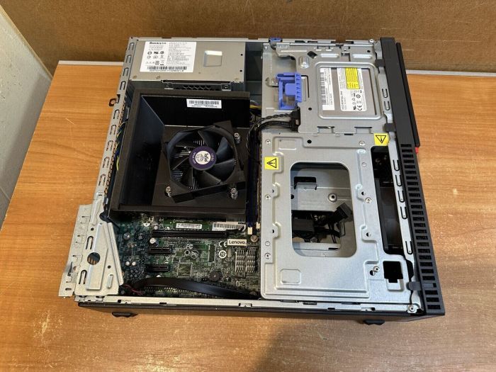 Комп'ютер Lenovo ThinkCentre M700 SFF / Intel Core i5-6500 (4 ядра по 3,2 - 3,6 ГГц) / 16 ГБ DDR4 / 240 ГБ SSD / Intel HD Graphics 530 / 210 Вт / DVD-RW / DisplayPort б/в - зображення 6