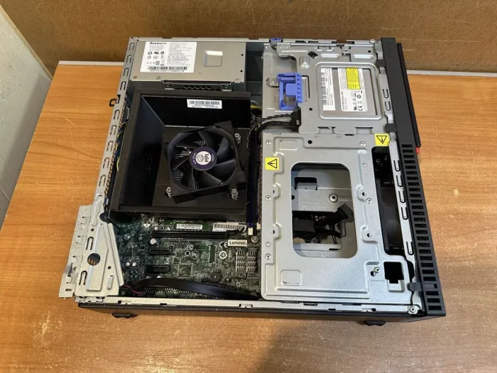 Комп'ютер Lenovo ThinkCentre M700 SFF / Intel Core i5-6500 (4 ядра по 3,2 - 3,6 ГГц) / 16 ГБ DDR4 / 240 ГБ SSD / Intel HD Graphics 530 / 210 Вт / DVD-RW / DisplayPort б/в - зображення 6