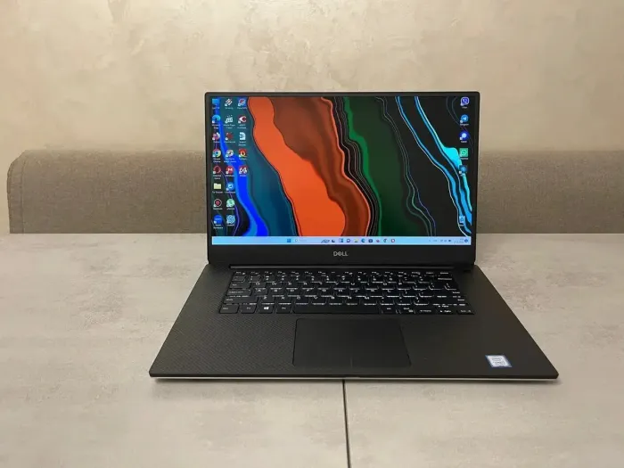 Мобільна робоча станція Dell Precision 5530 / 15.6" (1920x1080) IPS / Intel Core i7-8850H (6 (12) ядер по 2.6 - 4.3 GHz) / 16 GB DDR4 / 500 GB SSD M.2 / nVidia Quadro P1000, 4 GB GDDR5, 128-bit / WebCam / HDMI б/в - зображення 2