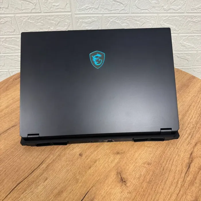 Ігровий ноутбук MSI Stealth 18 AI Studio A1VHG / 18" (3840x2400) IPS / Intel Core Ultra 9 185H (16 (22) ядер по 1.8 - 5.1 GHz) / 32 GB DDR5 / 1000 GB SSD / nVidia GeForce RTX 4080, 12 GB GDDR6, 192-bit / WebCam б/в - зображення 3