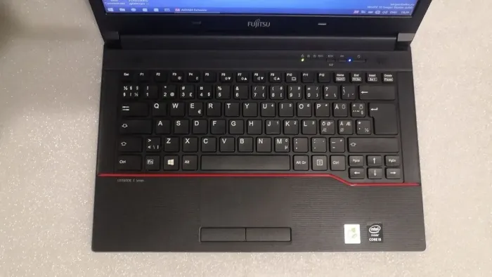 Ноутбук Fujitsu Lifebook E544 / 14" (1366x768) TN / Intel Core i5-4210M (2 (4) ядра по 2.6 - 3.2 GHz) / 4 GB DDR3 / 128 GB SSD / Intel HD Graphics 4600 / WebCam / DVD-ROM б/в - зображення 3