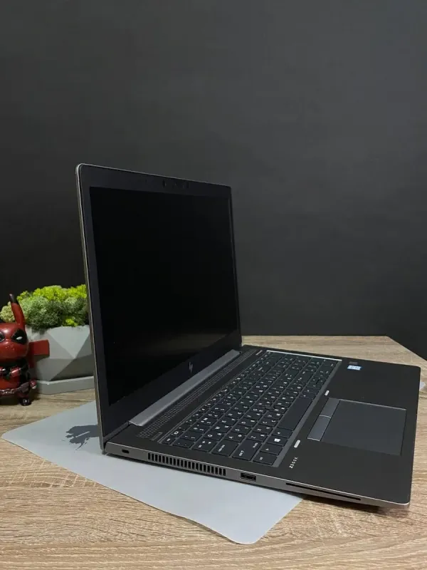 Мобільна робоча станція HP ZBook 15u G5 / 15.6" (1920x1080) TN / Intel Core i7-8550U (4 (8) ядра по 1.8 - 4.0 GHz) / 16 GB DDR4 / 256 GB SSD / AMD Radeon Pro WX 3100, 2 GB DDR5, 128-bit / WebCam / Win 10 б/в - зображення 4