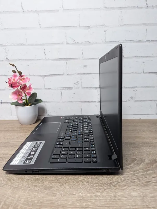 Ноутбук Б-клас Acer Aspire E 15 / 15.6" (1366x768) TN / AMD A10-9600P (4 ядра по 2.4 - 3.3 GHz) / 16 GB DDR3 / 256 GB SSD / AMD Radeon R7 M340, 1 GB GDDR3, 64-bit / WebCam б/в - зображення 7