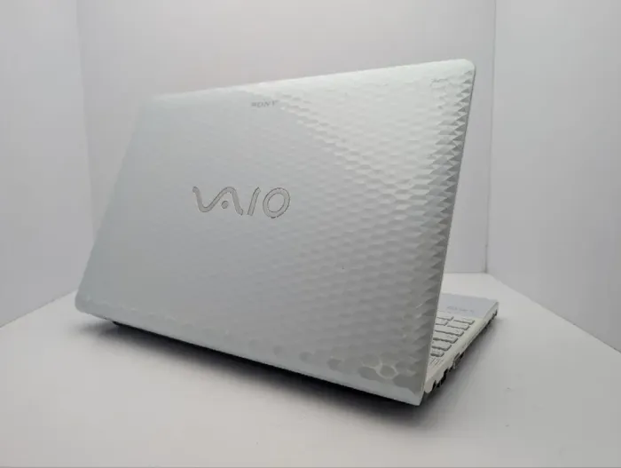 Ноутбук Sony VPC-EH / 15.6" (1366x768) TN / Intel Core i3-2350M (2 (4) ядра по 2.3 GHz) / 6 GB DDR3 / 640 GB HDD / nVidia GeForce 410M, 1 GB GDDR3, 64-bit / WebCam б/в - зображення 8