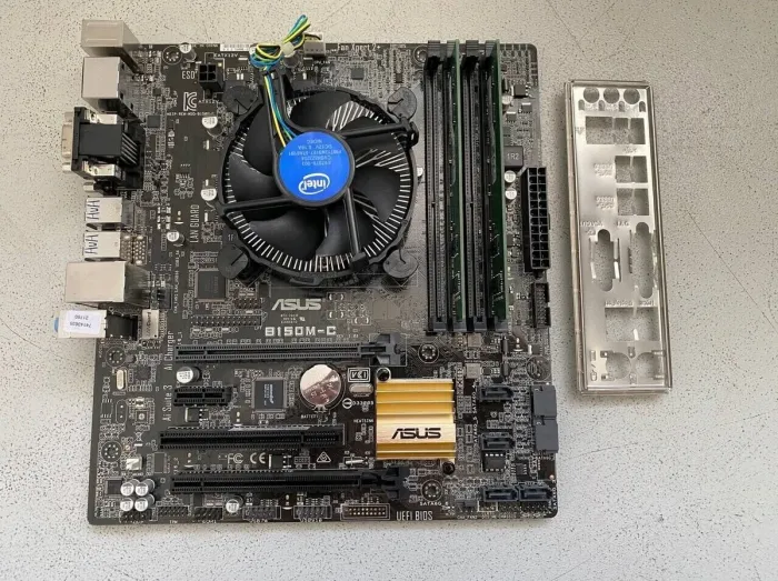 Комплект: Материнська плата Asus B150M-C / Intel Core i3-6100 (4 ядра по 3.7 GHz) / 16 GB DDR4 / Socket LGA 1151 / Задня заглушка б/в - зображення 2