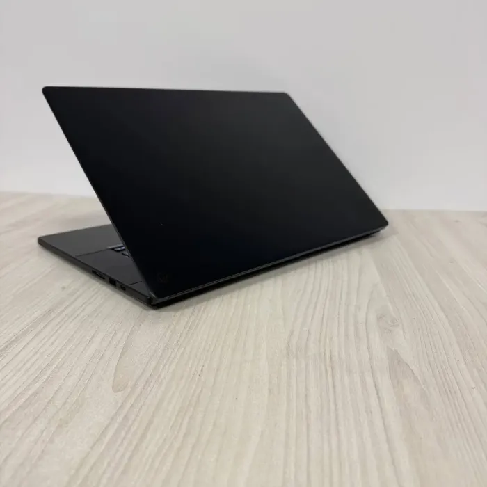Ігровий ноутбук Б-клас Asus ProArt Studiobook P16 H7606WI / 16" (3840x2400) OLED Touch / AMD Ryzen AI 9 HX 370 (12 (24) ядер по 2.0 - 5.1 GHz) / 64 GB DDR5 / 2000 GB SSD NVMe / nVidia GeForce RTX 4070, 8 GB GDDR6, 128-bit б/в - зображення 6