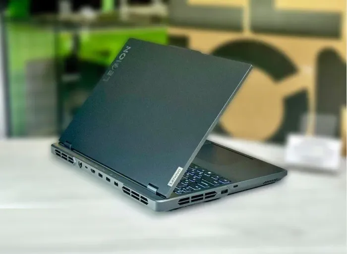 Ігровий ноутбук Lenovo Legion 5 Pro 16IRX9 / 16" (2560x1600) IPS / Intel Core i5-14500HX (14 (20) ядер по 1.9 - 4.9 GHz) / 32 GB DDR5 / 1000 GB SSD M.2 / nVidia GeForce RTX 4060, 8 GB GDDR6, 128-bit / WebCam / Win 11 б/в - зображення 5