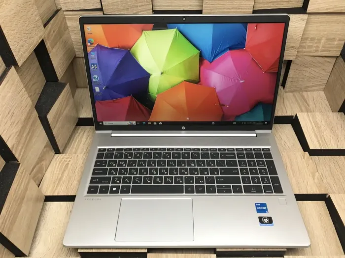 Ультрабук Б-клас HP ProBook 450 G9 / 15.6" (1920x1080) IPS / Intel Core i5-1235U (10 (12) ядер по 3.3 - 4.4 GHz) / 16 GB DDR4 / 256 GB SSD M.2 / Intel Intel Iris Xe Graphics / WebCam б/в - зображення 2