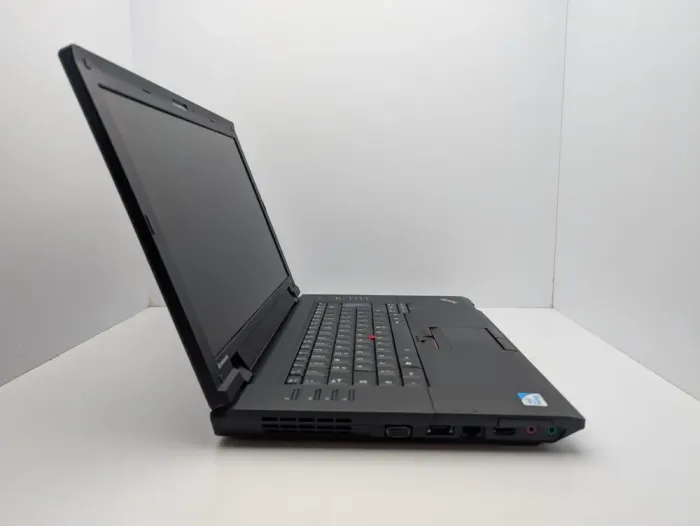 Ноутбук Lenovo ThinkPad SL510 / 15.6" (1366x768) TN / Intel Pentium T4500 (2 ядра по 2.3 GHz) / 6 GB DDR3 / 320 GB HDD / Intel HD Graphics / WebCam / АКБ не тримає б/в - зображення 5