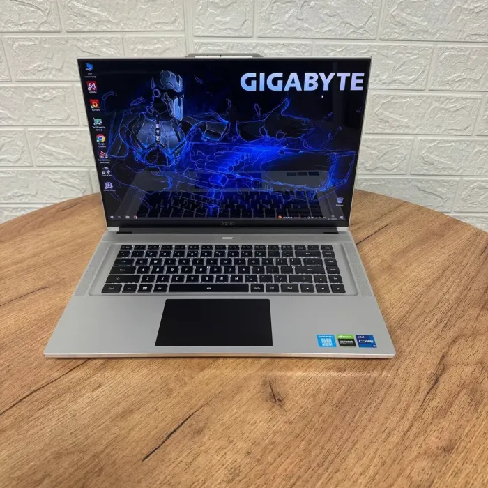 Ігровий ноутбук Б-клас Gigabyte Aero 16 XE5 / 16" (3840x2400) OLED / Intel Core i7-12700H (14 (20) ядер по 3.5 - 4.7 GHz) / 16 GB DDR5 / 1000 GB SSD / nVidia GeForce RTX 3070 Ti, 8 GB GDDR6, 256-bit / WebCam б/в - зображення 2