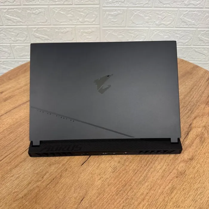 Ігровий ноутбук Gigabyte Aorus 15 BMF / 15.6" (1920x1080) IPS / Intel Core i5-13500H (12 (16) ядер по 3.5 - 4.7 GHz) / 16 GB DDR4 / 512 GB SSD / nVidia GeForce RTX 4050, 6 GB GDDR6, 96-bit / WebCam б/в - зображення 3