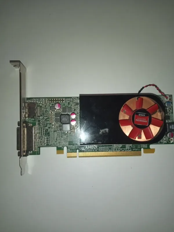 Дискретна відеокарта AMD Radeon R7 250, 2 GB DDR3, 128-bit / 1x DVI, 1x DisplayPort / Для корпусів форм-фактора SFF + Перехідник DVI-VGA б/в - зображення 2