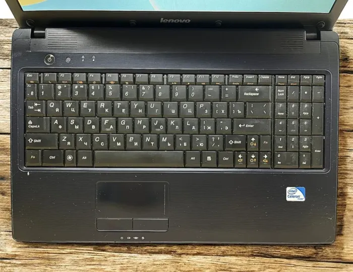 Ноутбук Б-клас Lenovo G560e / 15.6" (1366x768) TN / Intel Celeron T3500 (2 ядра по 2.1 GHz) / 4 GB DDR3 / 120 GB SSD / Intel GMA 4500MHD Graphics / WebCam / АКБ не тримає б/в - зображення 3