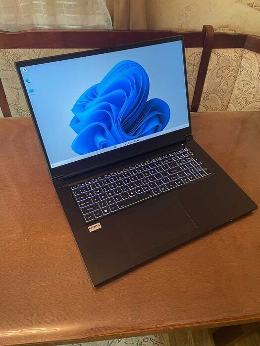 Ігровий ноутбук Clevo PC70DF1 / 17,3" (1920x1080) IPS / Intel Core i7-10870H (8 (16) ядер по 2,2 - 5,0 ГГц) / 32 ГБ DDR4 / 512 ГБ SSD / nVidia GeForce RTX 2070, 8 ГБ GDDR6, 256-біт / Веб-камера б/в - зображення 2