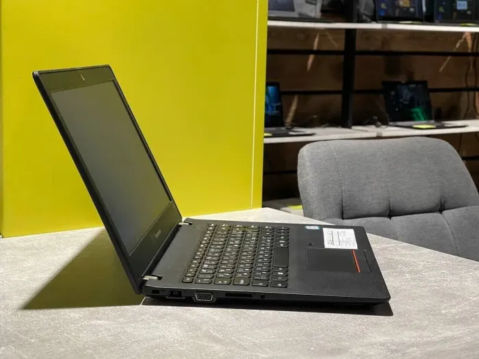Ультрабук Lenovo ThinkPad E31-80 / 13.3" (1366x768) TN / Intel Core i3-6006U (2 (4) ядра по 2.0 GHz) / 4 GB DDR3 / 240 GB SSD / Intel HD Graphics 520 / WebCam б/в - зображення 3
