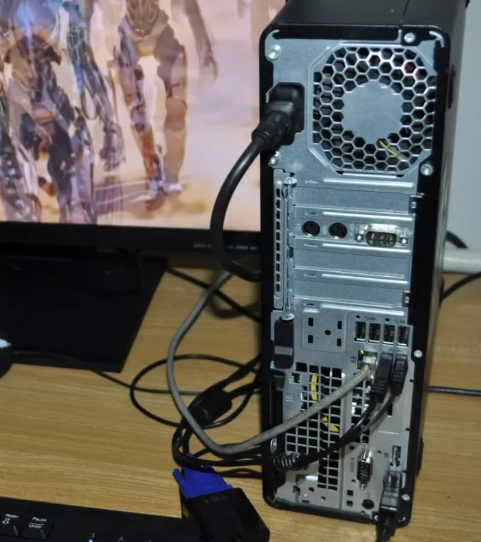 Комплект ПК: HP EliteDesk 800 G3 SFF / Intel Core i5-6500 (4 ядра по 3.2 - 3.6 GHz) / 16 GB DDR4 / 1000 GB SSD / Intel HD Graphics 530 / DVD-ROM + Монітор Б-клас Acer B243HL / 24" (1920x1080) TN / VGA, DVI б/в - зображення 12