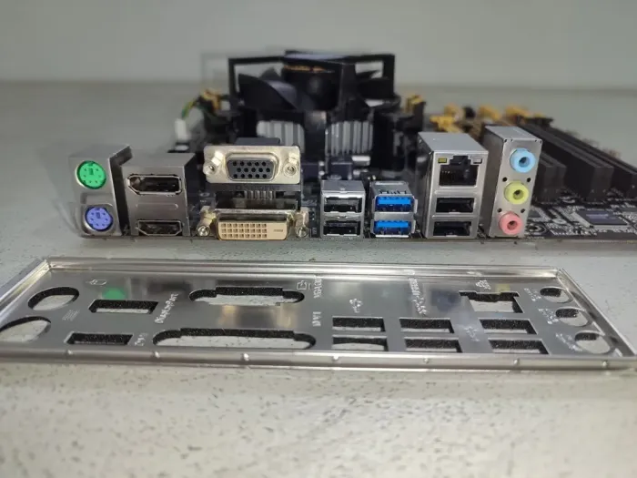 Комплект: материнська плата Asus Q87M-E / Intel Core i5-4570 (4 ядра по 3.2 - 3.6 GHz) / 8 GB DDR3 / Intel HD Graphics 4600 / Socket LGA1150 / Кулер BOX б/в - зображення 2