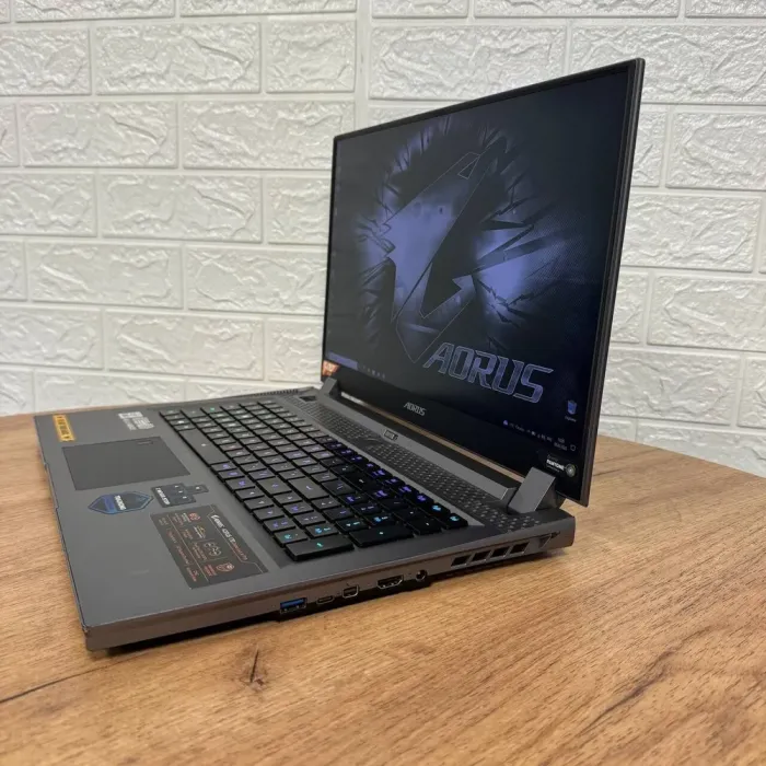 Ігровий ноутбук Б-клас Gigabyte Aorus 17G XC / 17.3" (1920x1080) IPS / Intel Core i7-10870H (8 (16) ядер по 2.2 - 5.0 GHz) / 16 GB DDR4 / 1000 GB SSD / nVidia GeForce RTX 3070, 8 GB GDDR6, 256-bit / WebCam б/в - зображення 5