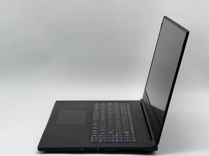 Ігровий ультрабук MainGear Vector Pro MG-VCP17 A-3080 / 17.3" (1920x1080) IPS / AMD Ryzen 9 5900HX (8 (16) ядер по 3.3 - 4.6 GHz) / 64 GB DDR4 / 960 GB SSD / nVidia GeForce RTX 3080, 16 GB GDDR6, 256-bit / WebCam б/в - зображення 4