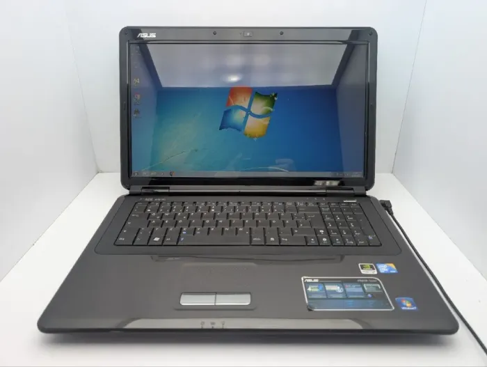 Ноутбук Asus K70 / 17.3" (1600x900) TN / Intel Core 2 Duo T6600 (2 ядра по 2.2 GHz) / 4 GB DDR2 / 320 GB HDD / nVidia GeForce 220M, 1 GB GDDR2, 128-bit / WebCam / DVD-ROM б/в - зображення 2