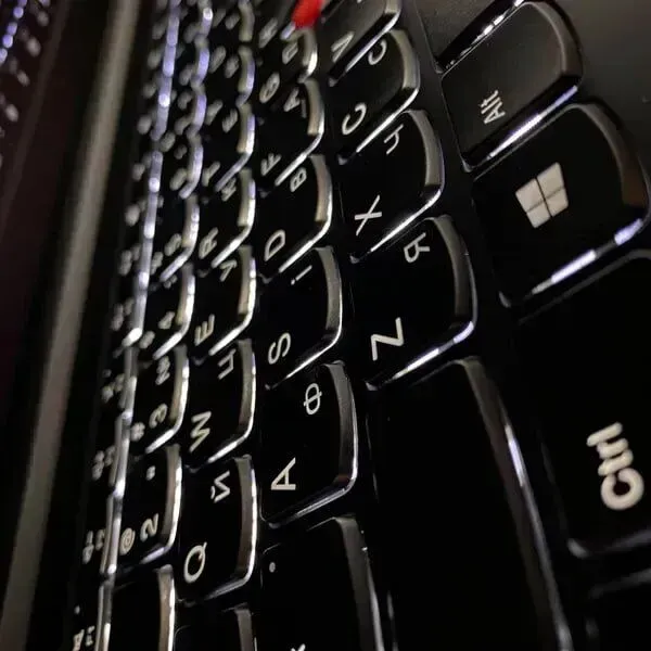 Ігровий ноутбук Lenovo ThinkPad X1 / 15.6" (3840x2160) IPS Touch / Intel Core i7-8850H (6 (12) ядер по 2.6 - 4.3 GHz) / 16 GB DDR4 / 512 GB SSD / nVidia GeForce GTX 1050 Ti Max-Q, 4 GB GDDR5, 128-bit / WebCam / TouchID б/в - зображення 6