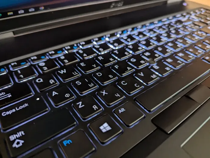 Мобільна робоча станція Dell Precision 7730 / 17.3" (1920x1080) IPS / Intel Core i7-8850H (6 (12) ядер по 2.6 - 4.3 GHz) / 32 GB DDR4 / 512 GB SSD / nVidia Quadro P3200, 6 GB GDDR5, 192-bit / WebCam / HDMI / Windows 10 б/в - зображення 6