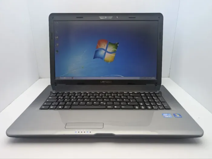 Ноутбук Medion Akoya P7624 / 17.3" (1600x900) TN / Intel Core i3-2350M (2 (4) ядра по 2.3 GHz) / 6 GB DDR3 / 1000 GB HDD / nVidia GeForce GT 630M, 1 GB GDDR5, 128-bit / WebCam / DVD-ROM б/в - зображення 2