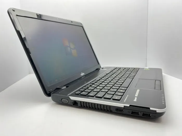 Ноутбук Fujitsu LifeBook AH531 / 15.6" (1366x768) TN / Intel Pentium B960 (2 ядра по 2.2 GHz) / 4 GB DDR3 / 320 GB HDD / Intel HD Graphics 2nd Generation / WebCam б/в - зображення 3