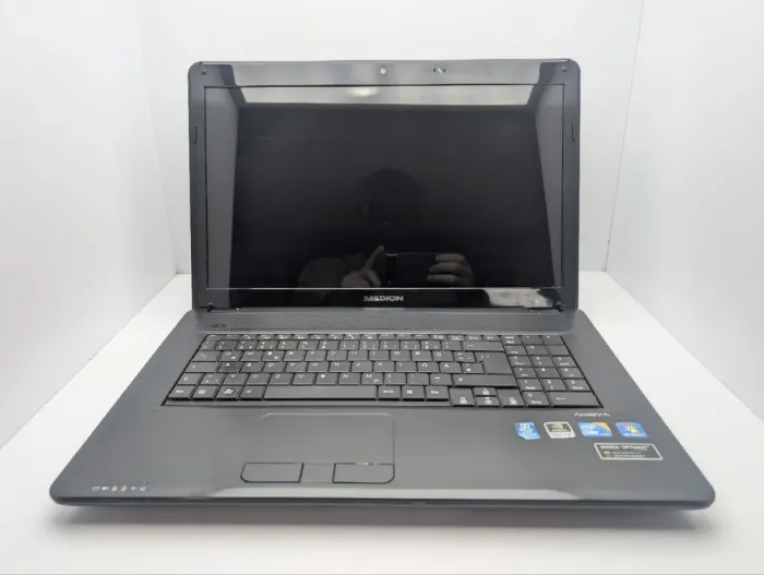 Ноутбук Medion Akoya P7618 / 17.3" (1600x900) TN / Intel Core i5-480M (2 (4) ядра по 2.66 - 2.93 GHz) / 6 GB DDR3 / 750 GB HDD / nVidia GeForce GT 540M, 1 GB GDDR3, 128-bit / WebCam / АКБ не тримає б/в - зображення 3