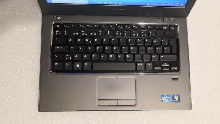 Ультрабук Dell Vostro / 13.3" TN / Core i5-3317U (2(4) ядра по 1.7-2.6 GHz) / 4GB DDR3 / 120GB SSD / HD Graphics 4000 / WebCam / HDMI б/в - зображення 3