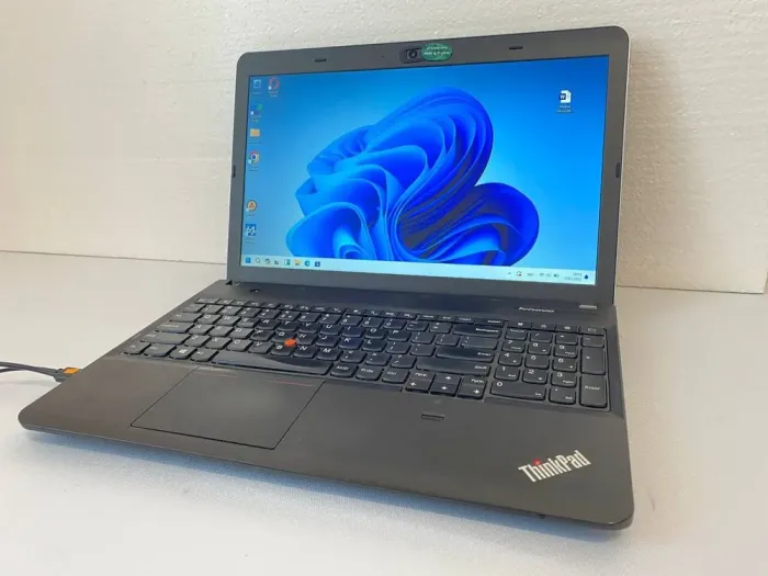 Ноутбук Б-клас Lenovo ThinkPad E540 / 15.6" (1366x768) TN / Intel Core i7-4712MQ (4 (8) ядра по 2.3 - 3.3 GHz) / 8 GB DDR3 / 240 GB SSD / Intel HD Graphics 4600 / WebCam б/в - зображення 2