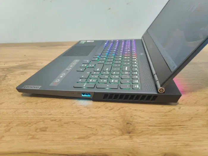 Ігровий ноутбук Б-клас Lenovo Legion 7 15IMH05H / 15.6" (1920x1080) IPS / Intel Core i7-10750H (6 (12) ядер по 2.6 - 5.0 GHz) / 32 GB DDR4 / 1000 GB SSD / nVidia GeForce RTX 2080 Super Max-Q, 8 GB GDDR6, 256-bit / WebCam / Windows 10 Home б/в - зображення 7