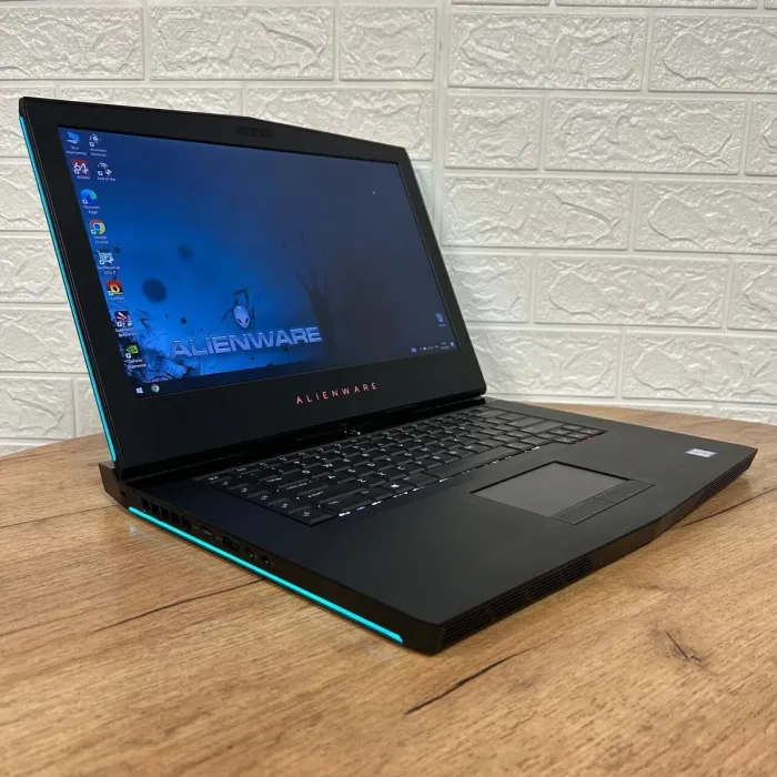 Ігровий ноутбук Б-клас Dell Alienware 15 R3 / 15.6" (1920x1080) IPS / Intel Core i5-7300HQ (4 ядра по 2.5 - 3.5 GHz) / 16 GB DDR4 / 500 GB SSD / nVidia GeForce GTX 1060, 6 GB GDDR5, 192-bit / WebCam б/в - зображення 4