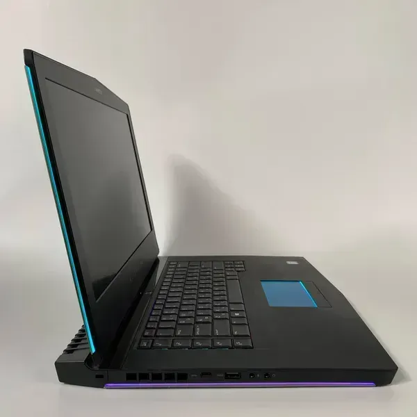 Ігровий ноутбук Б-класу Dell Alienware 15 R3 / 15.6" (1920x1080) IPS / Intel Core i7-7820HK (4 (8) ядра по 2.9 - 3.9 GHz) / 16 GB DDR4 / 512 GB SSD / nVidia GeForce GTX 1070, 8 GB GDDR5, 256-bit / WebCam / HDMI б/в - зображення 4