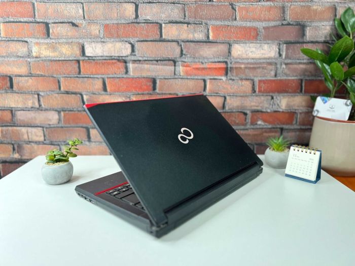 Ноутбук Fujitsu LifeBook E546 / 14" (1366x768) TN / Intel Core i3-6100U (2 (4) ядра по 2.3 GHz) / 8 GB DDR4 / 256 GB SSD / Intel HD Graphics 520 / WebCam б/в - зображення 8