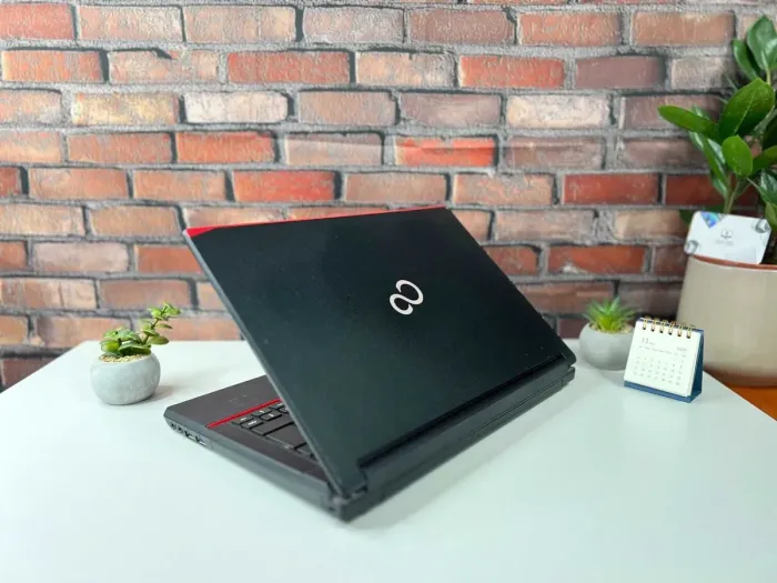 Ноутбук Fujitsu LifeBook E546 / 14" (1366x768) TN / Intel Core i3-6100U (2 (4) ядра по 2.3 GHz) / 8 GB DDR4 / 256 GB SSD / Intel HD Graphics 520 / WebCam б/в - зображення 8