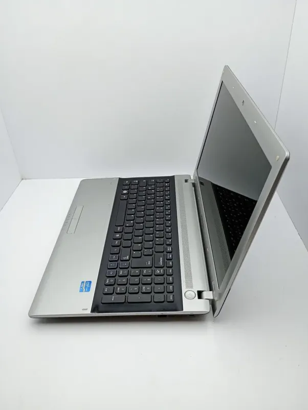 Ноутбук Samsung RV520 / 15.6" (1366x768) TN / Intel Core i5-2410M (2 (4) ядра по 2.3 - 2.9 GHz) / 6 GB DDR3 / 500 GB HDD / nVidia GeForce GT 520M, 1 GB GDDR3, 64-bit / WebCam б/в - зображення 6