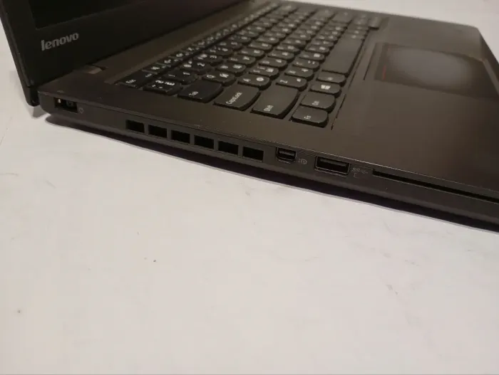 Ультрабук Б-клас Lenovo ThinkPad T440 / 14" (1366x768) TN / Intel Core i5-4300U (2 (4) ядра по 1.9 - 2.9 GHz) / 8 GB DDR3 / 256 GB SSD / Intel HD Graphics 4400 / WebCam б/в - зображення 5