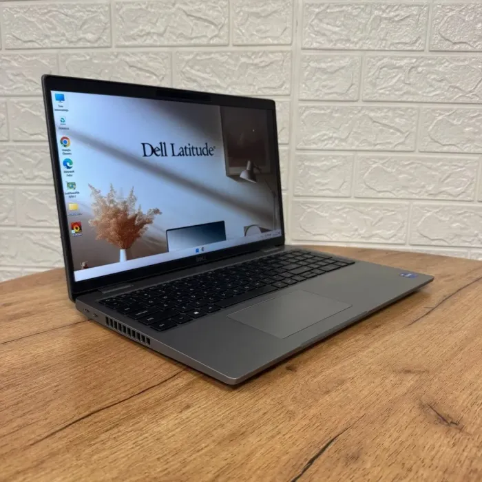 Ультрабук Б-клас Dell Latitude 5520 / 15.6" (1920x1080) IPS Touch / Intel Core i7-1165G7 (4 (8) ядра по 2.8 - 4.7 GHz) / 16 GB DDR4 / 512 GB SSD / Intel Iris Xe Graphics / WebCam б/в - зображення 4