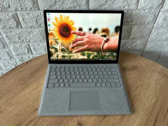 Ультрабук Microsoft Surface Laptop 2 / 13.5" (2256x1504) IPS Touch / Intel Core i5-8350U (4 (8) ядра по 1.7 - 3.6 GHz) / 8 GB DDR3 / 256 GB SSD / Intel UHD Graphics 620 / WebCam б/в - зображення 2