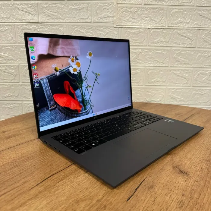 Ультрабук LG Gram 16Z90R / 16" (2560x1600) IPS / Intel Core i5-1340P (12 (16) ядер по 3.4 - 4.6 GHz) / 16 GB DDR5 / 512 GB SSD / Intel Iris Xe Graphics / WebCam б/в - зображення 3