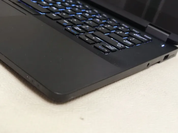 Ультрабук Dell Latitude E7470 / 14" (2560x1440) IPS Touch / Intel Core i5-6200U (2 (4) ядра по 2.3 - 2.8 GHz) / 8 GB DDR4 / 256 GB SSD / Intel HD Graphics 520 / WebCam б/в - зображення 4