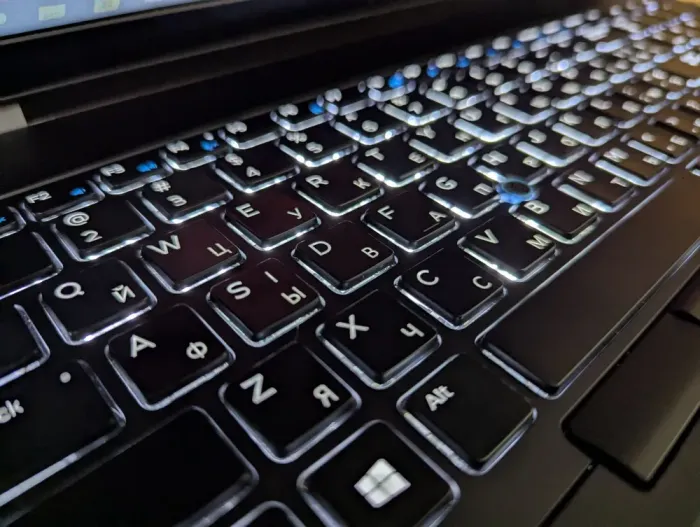 Ноутбук Dell Latitude E5570 / 15.6" (1366x768) TN / Intel Core i7-6820HQ (4 (8) ядра по 2.7 - 3.6 GHz) / 16 GB DDR4 / 512 GB SSD / AMD Radeon R7 M370, 2 GB GDDR5, 128-bit / HDMI / Windows 10 б/в - зображення 6