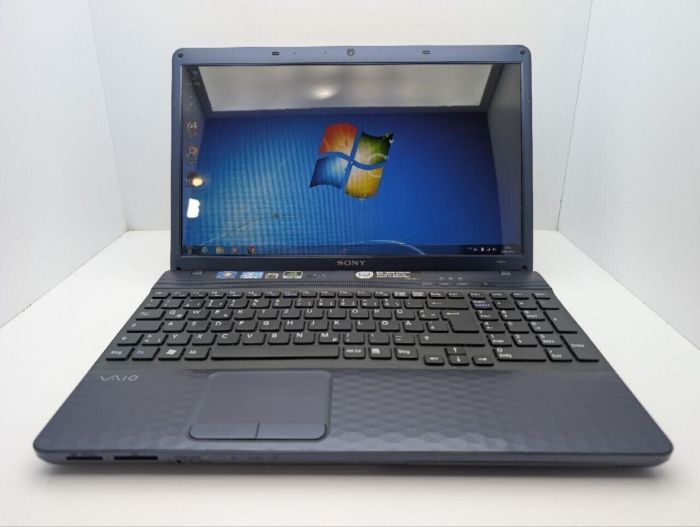 Ноутбук Sony VPC EH2M1E / 15.6" (1366x768) TN / Intel Core i3-2330M (2 (4) ядра по 2.2 GHz) / 6 GB DDR3 / 640 GB HDD / Intel HD Graphics 3000 / WebCam / DVD-ROM б/в - изображение 2