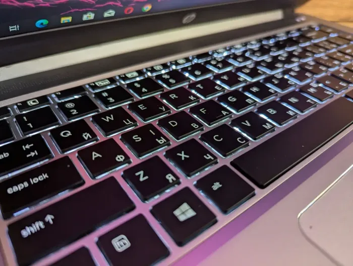 Ультрабук HP EliteBook Folio 1040 G3 / 14" (2560x1440) IPS / Intel Core i7-6600U (2 (4) ядра по 2.6 - 3.4 GHz) / 16 GB DDR4 / 512 GB SSD / Intel HD Graphics 520 / WebCam / Fingerprint / Windows 10 б/в - зображення 6