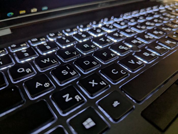 Ультрабук Dell Latitude 5500 / 15.6" (1920x1080) IPS / Intel Core i7-8665U (4 (8) ядра по 1.9 - 4.8 GHz) / 16 GB DDR4 / 512 GB SSD / Intel UHD Graphics / TouchID / WebCam / Windows 10 б/в - зображення 6