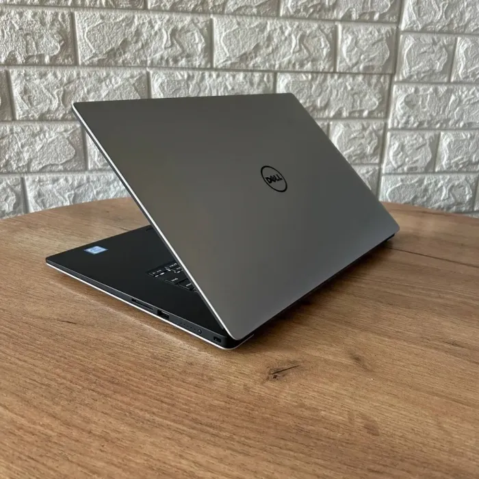 Мобільна робоча станція Dell Precision 5510 / 15.6" (1920x1080) IPS / Intel Core i5-6300U (2 (4) ядра по 2.4 - 3.0 GHz) / 8 GB DDR4 / 256 GB SSD / nVidia Quadro M1000M, 2 GB DDR3, 128-bit / WebCam б/в - зображення 6