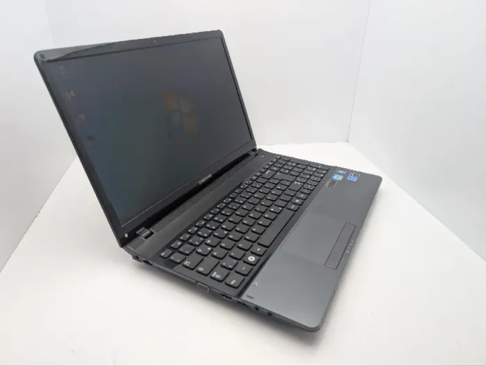 Ноутбук Samsung 300E / 15.6" (1366x768) TN / Intel Core i5-2450M (2 (4) ядра по 2.5 - 3.1 GHz) / 8 GB DDR3 / 500 GB HDD / nVidia GeForce GT 520MX, 1GB DDR3, 64-bit / WebCam б/в - зображення 3