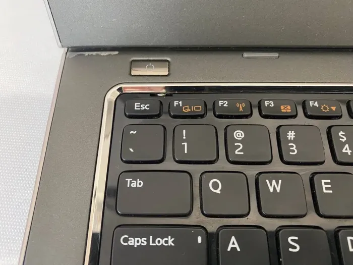 Ноутбук Б-клас Dell Vostro 3360 / 13.3" (1366x768) TN / Intel Core i5-3317U (2 (4) ядра по 1.7 - 2.6 GHz) / 8 GB DDR3 / 240 GB SSD / Intel HD Graphics 4000 / WebCam / HDMI б/в - зображення 9