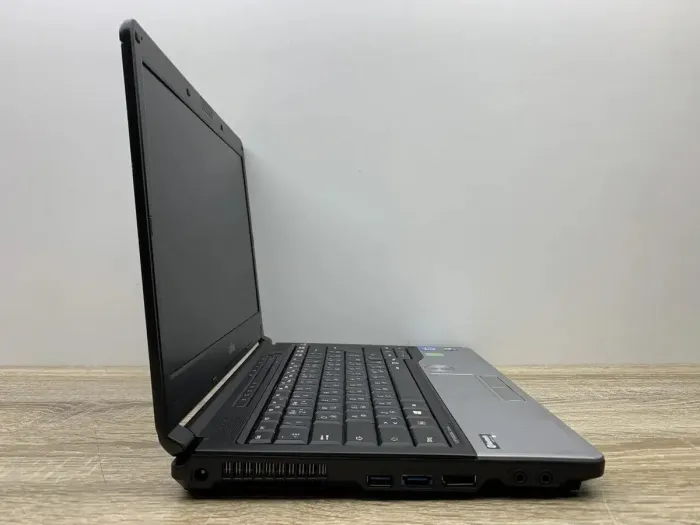 Ноутбук Б-клас Fujitsu LifeBook S792 / 13.3" (1366x768) TN / Intel Core i5-3340M (2 (4) ядра по 2.7 - 3.4 GHz) / 8 GB DDR3 / 120 GB SSD / Intel HD Graphics 4000 / Без АКБ б/в - зображення 10